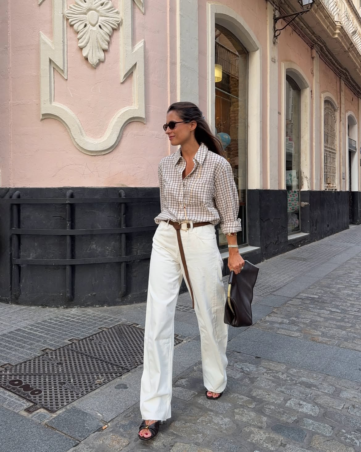 La camisa de cuadros en tonos marrones queda genial con pantalones blancos y accesorios a juego | @marvaldel