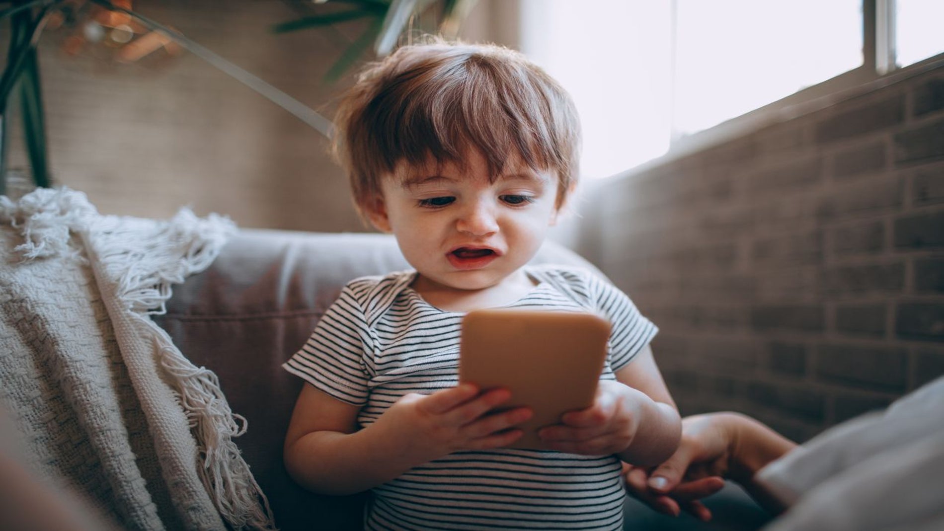 Carlos González, pediatra: «Darle un móvil a un niño es tan absurdo como darle whisky»