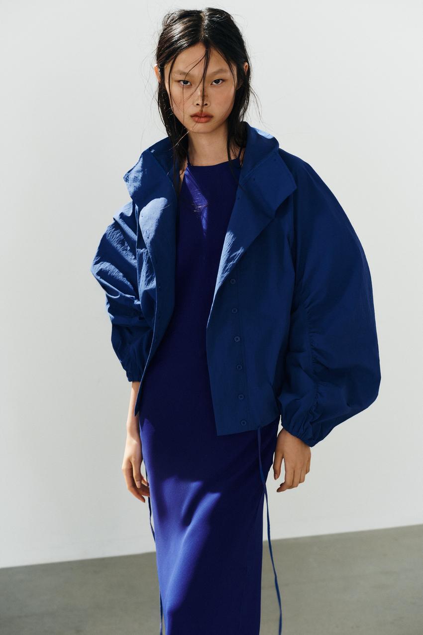 La chaqueta azul de Zara destaca por su silueta de inspiración bomber y el volumen de las mangas | Zara