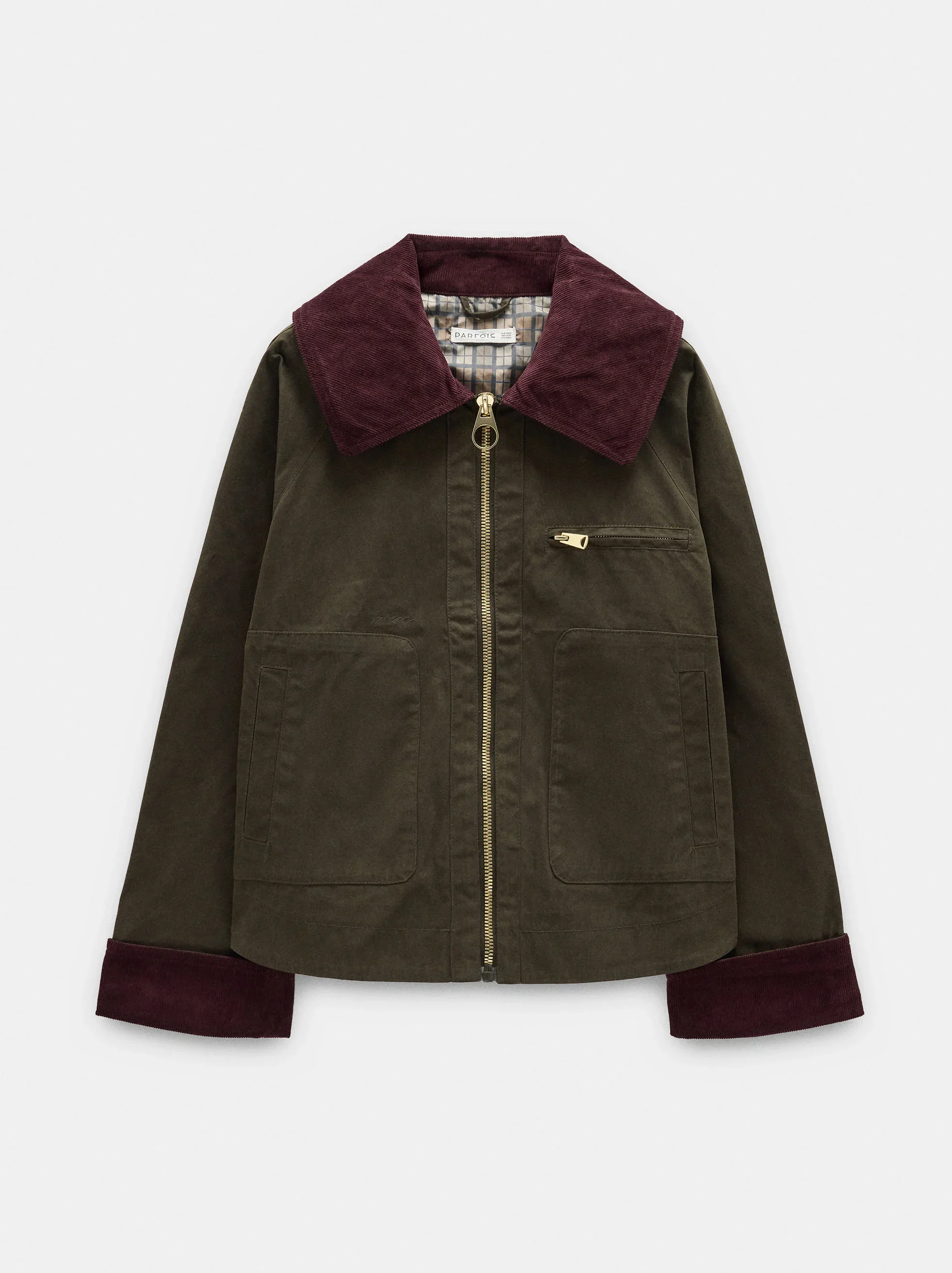 La chaqueta también está disponible en verde oscuro para las que prefieren una combinación más clásica | Parfois