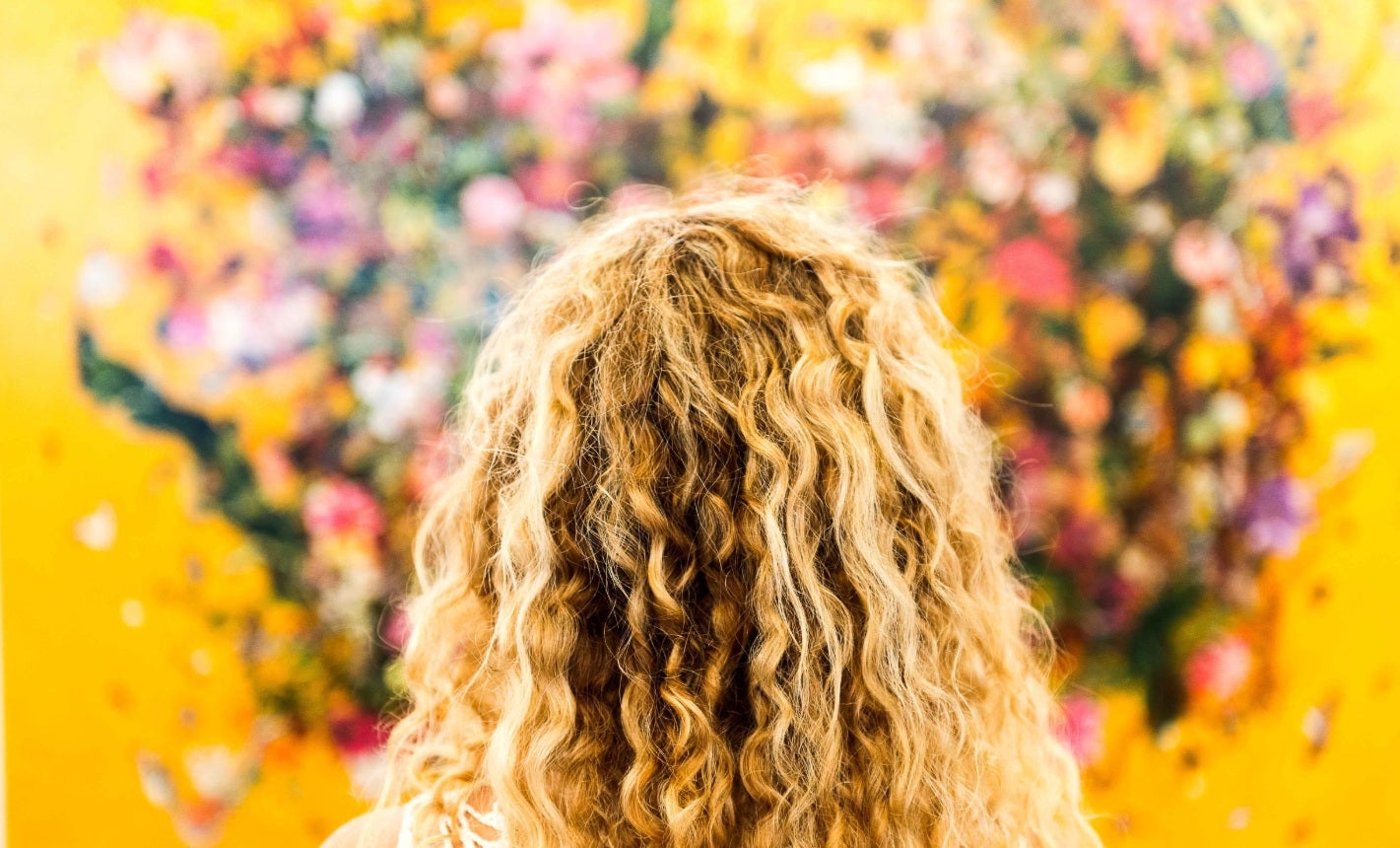 El cabello rizo es el primero en mostrar los estragos del sol y del verano