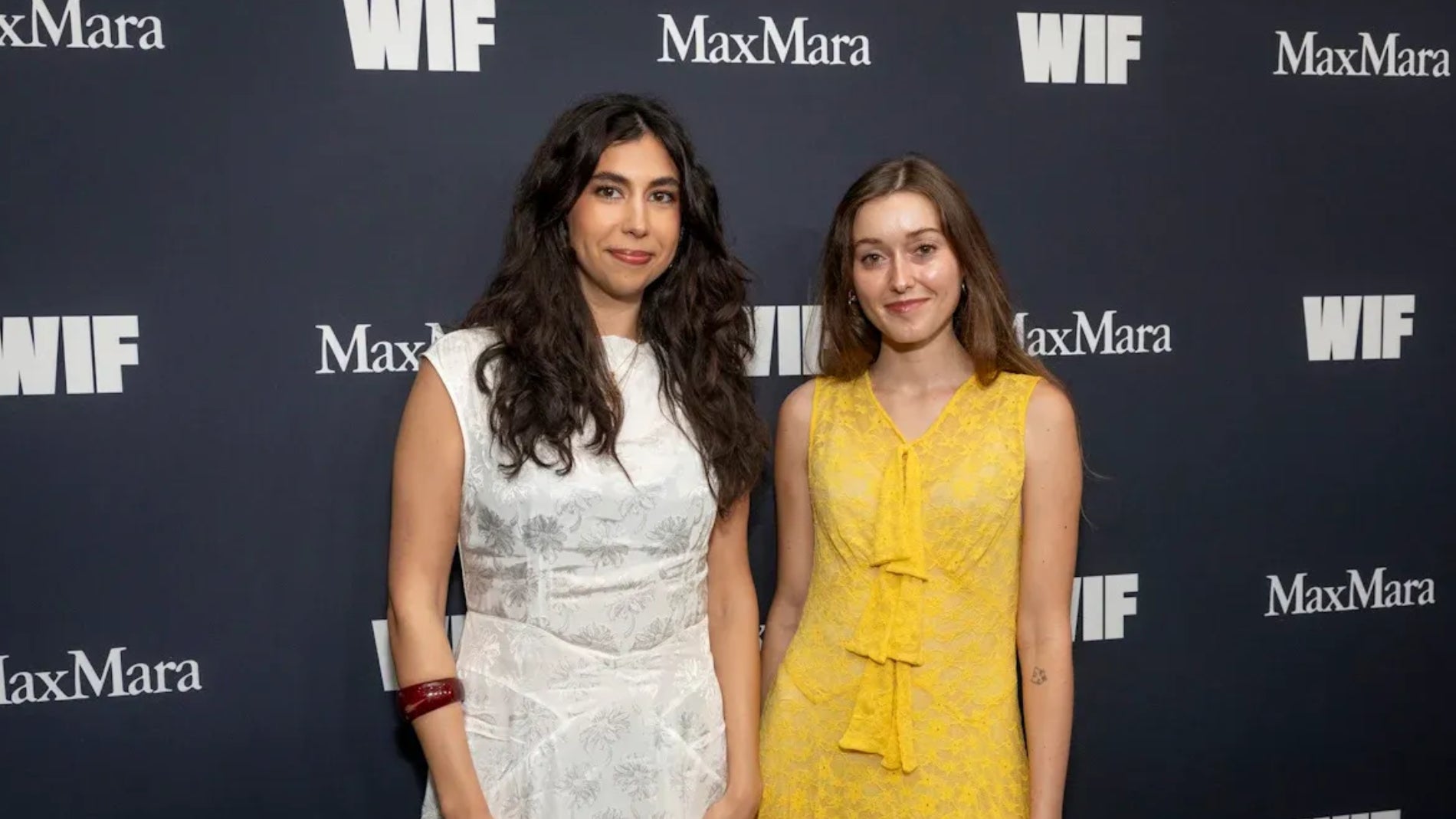 Danya Jimenez (a la izquierda, con vestido blanco) y Hannah McMechan (a la derecha, con vestido amarillo) son las coguionistas de 'Las guerreras k-pop'