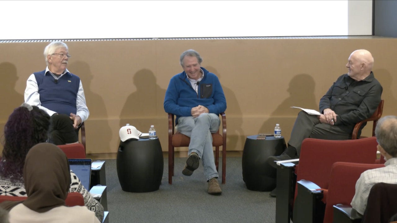 David Relman (centro) y Hank Greely (izquierda) durante su intervención en el foro Stanford Health Policy