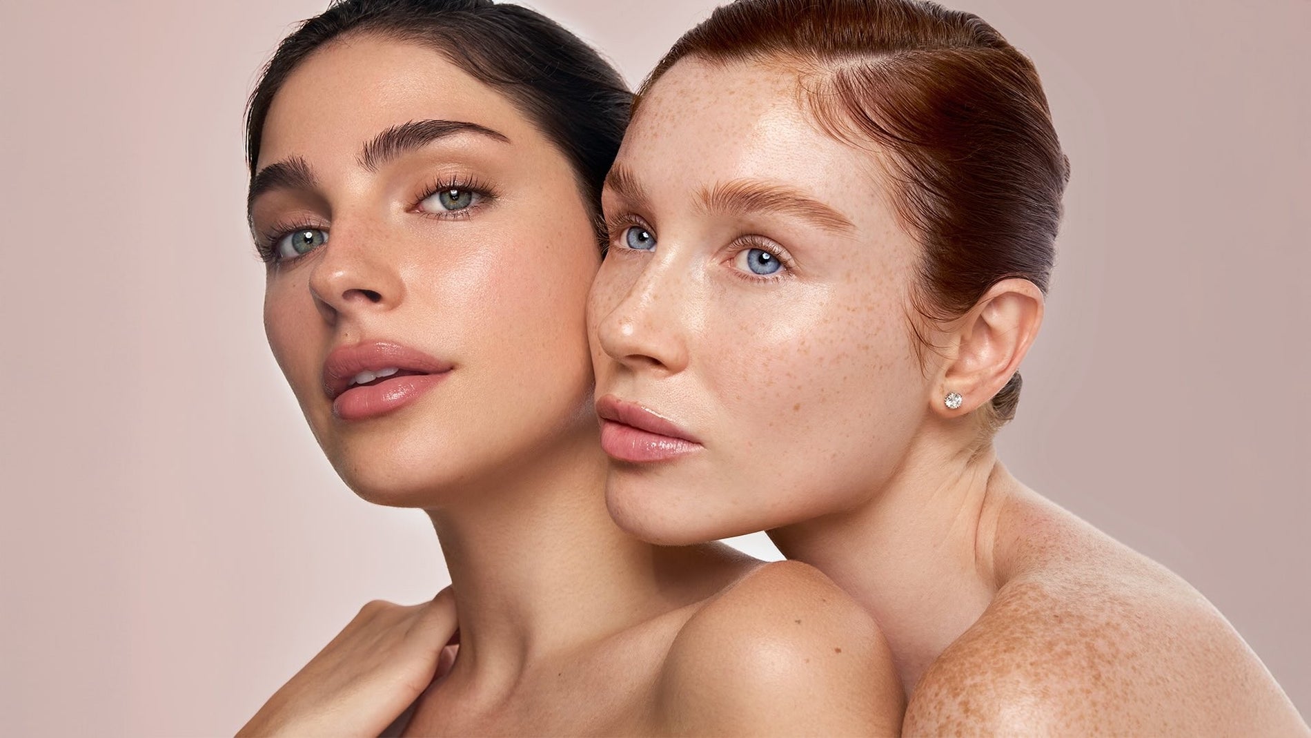 Dos modelos con la piel luminosa en una imagen de Yinger Beauty