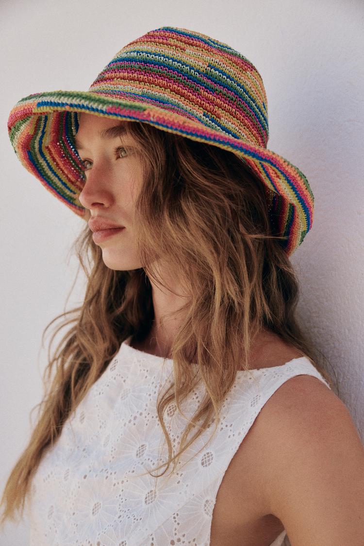 Gorro bucket combinado (22,95 euros) | Zara