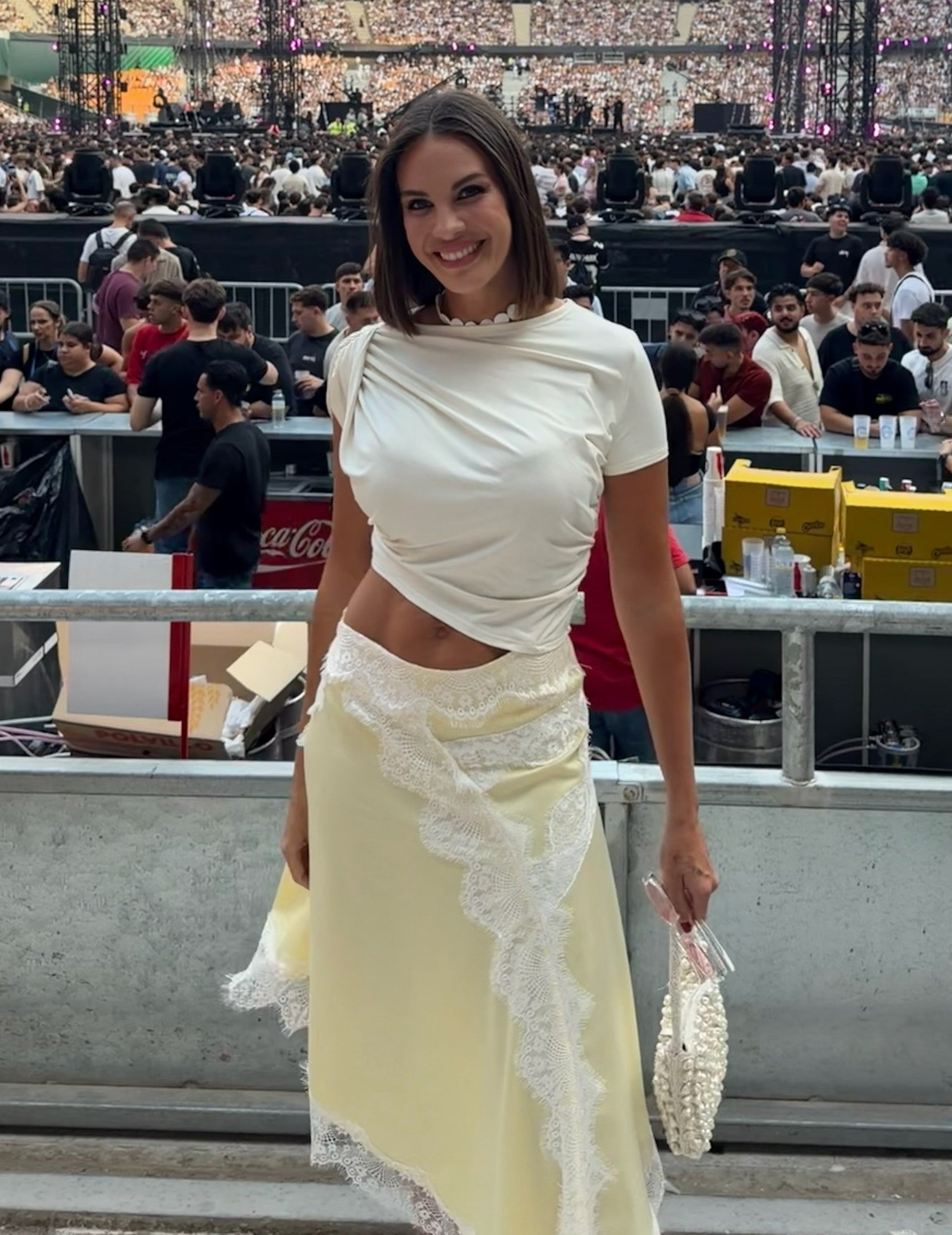 Jessica Bueno completa su estilismo con un bolso de abalorios de Zara | @jessica_bueno
