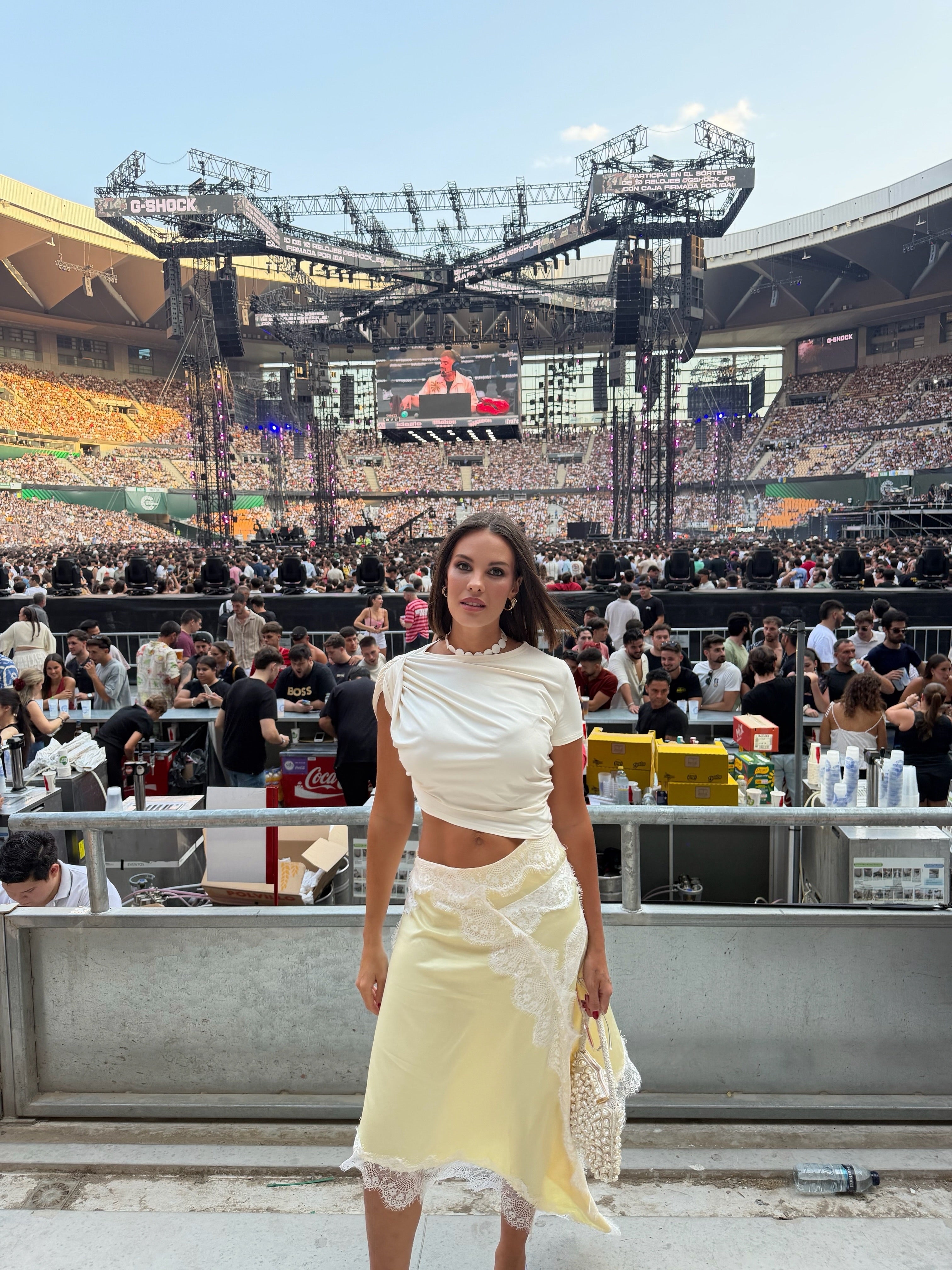 Jessica Bueno con el vestido de Innovare Denim que parece un conjunto de top y falda | @jessica_bueno