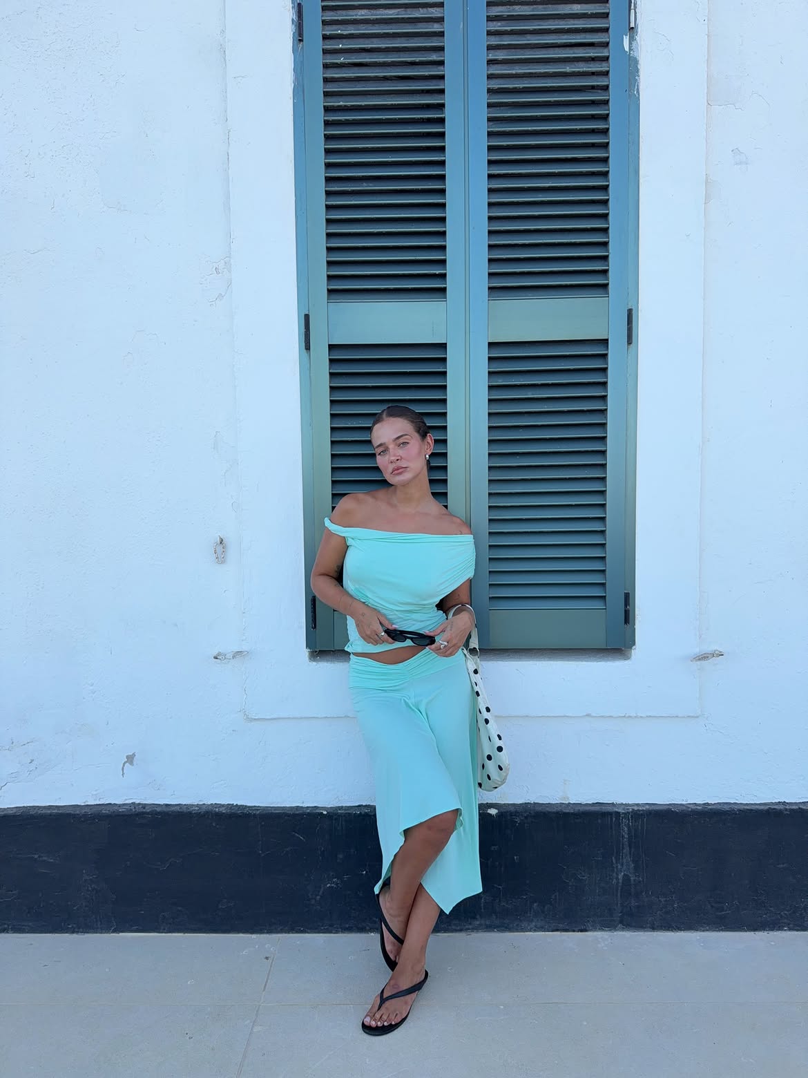 Laura Escanes con un conjunto turquesa de dos piezas durante sus vacaciones en Menorca | @lauraescanes