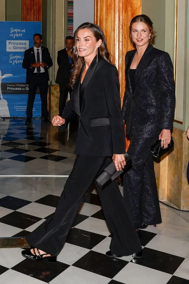 Leonor lleva un esmoquin de Bleis Madrid, mientras que Letizia luce un diseño de Mango | GTRES