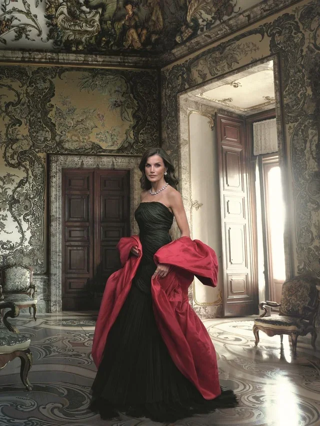 Letizia vistió por primera vez a Balenciaga para el retrato de Annie Leibovitz encargado por el Banco de España | Banco de España