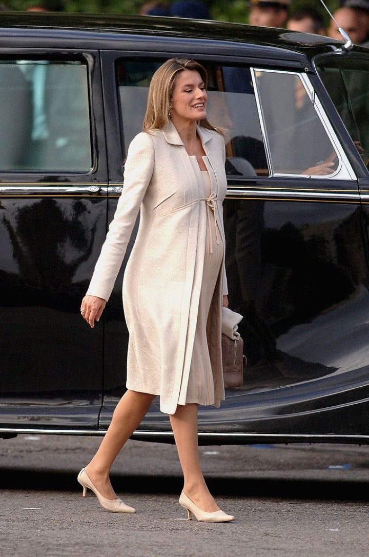 Felipe Varela firmó el look premamá que Letizia eligió para la Fiesta Nacional de 2005 | Getty Images