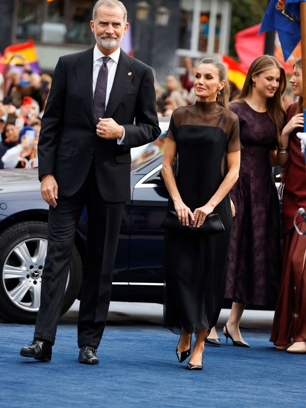 Un sobrevestido de gasa transparente dio una nueva imagen al diseño negro de Sybilla | GTRES