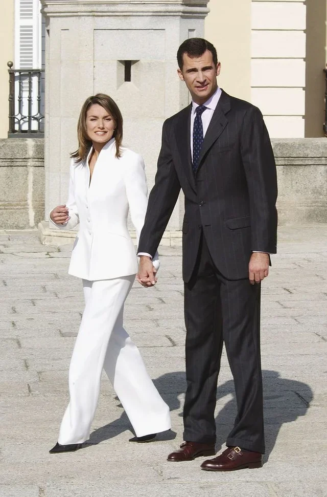 El traje blanco de Armani que Letizia Ortiz eligió para su pedida de mano en 2003 | Getty Images