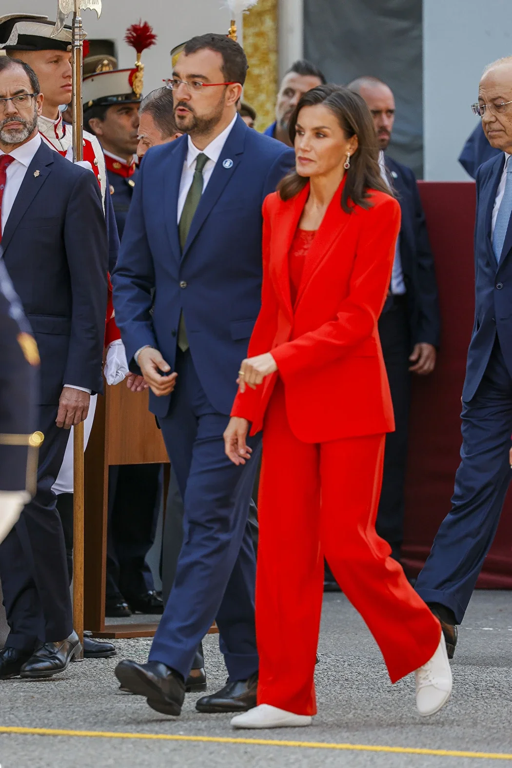 El traje rojo de Mango y las zapatillas blancas reflejaron el cambio de calzado de Letizia en 2024 | GTRES