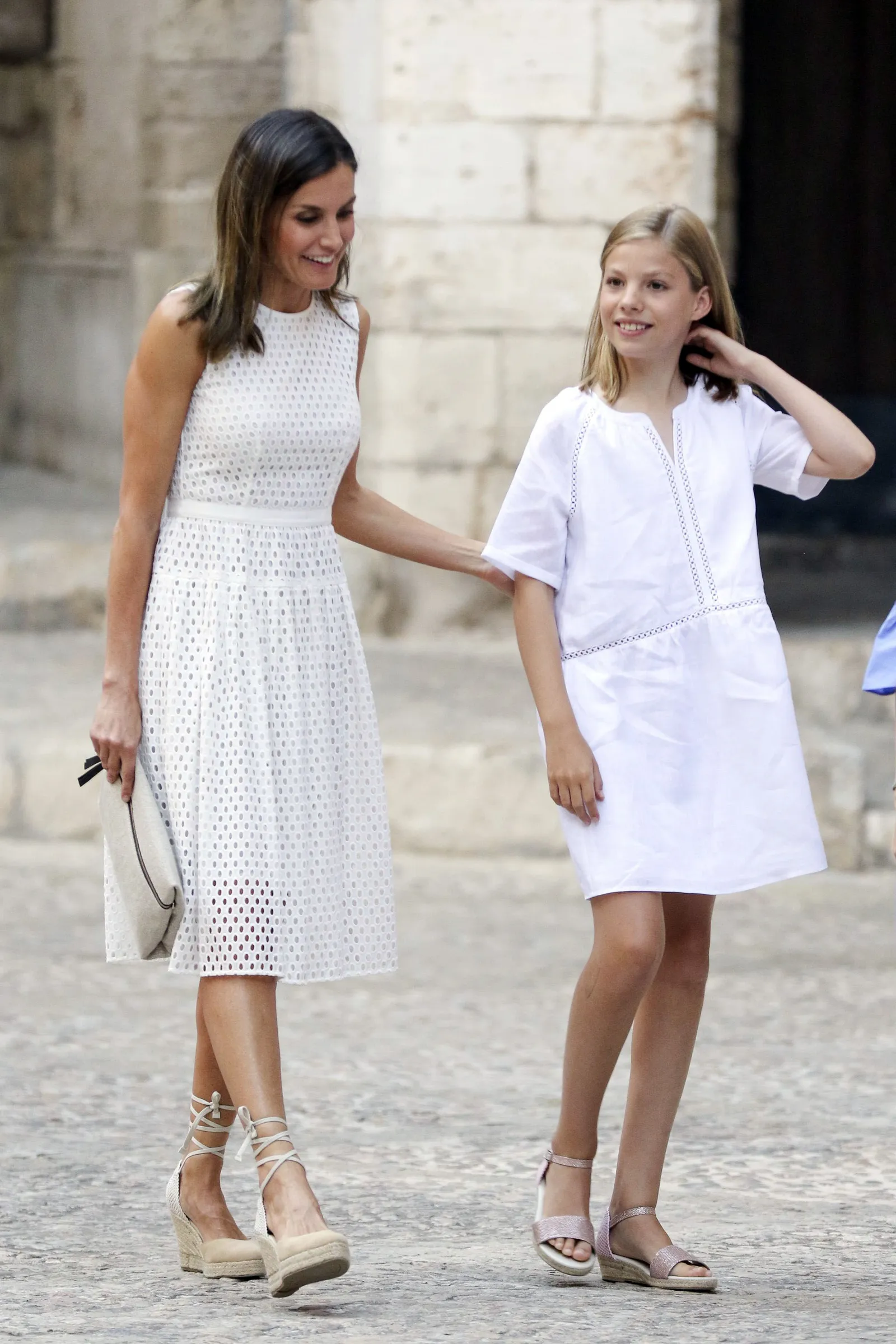 Letizia cambió el pantalón por un vestido blanco de Hugo Boss para el posado de verano de 2018 | GTRES