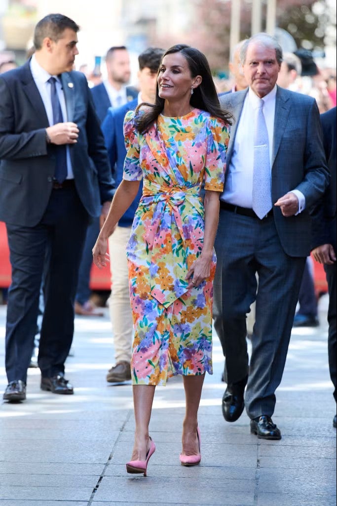 Flores y mucho color en el vestido de Cayro que Letizia estrenó durante su visita a Córdoba | Getty Images