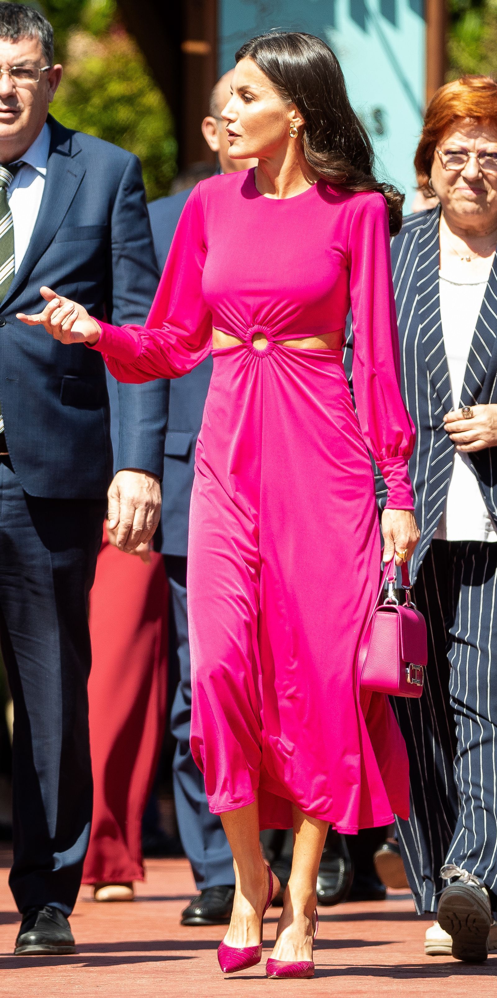 Las aberturas en la cintura hicieron del vestido fucsia de Serendipia una de sus elecciones más innovadoras | GTRES
