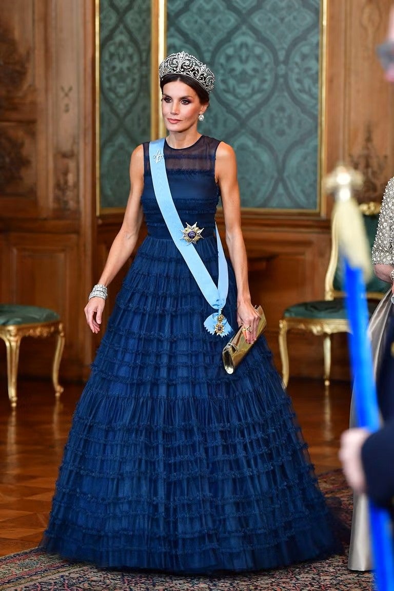 Letizia combinó un vestido azul noche de H&M con la histórica tiara Flor de Lis | Getty Images