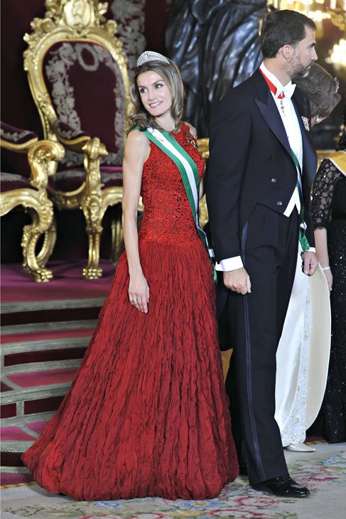 El vestido rojo de Lorenzo Caprile que Letizia lució en una cena de gala en 2009 | GTRES