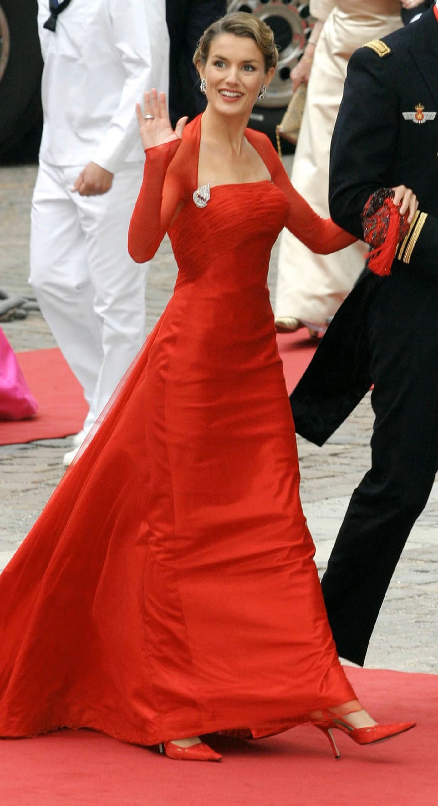 Lorenzo Caprile firmó el vestido rojo que Letizia lució en la boda de Federico y Mary de Dinamarca | GTRES