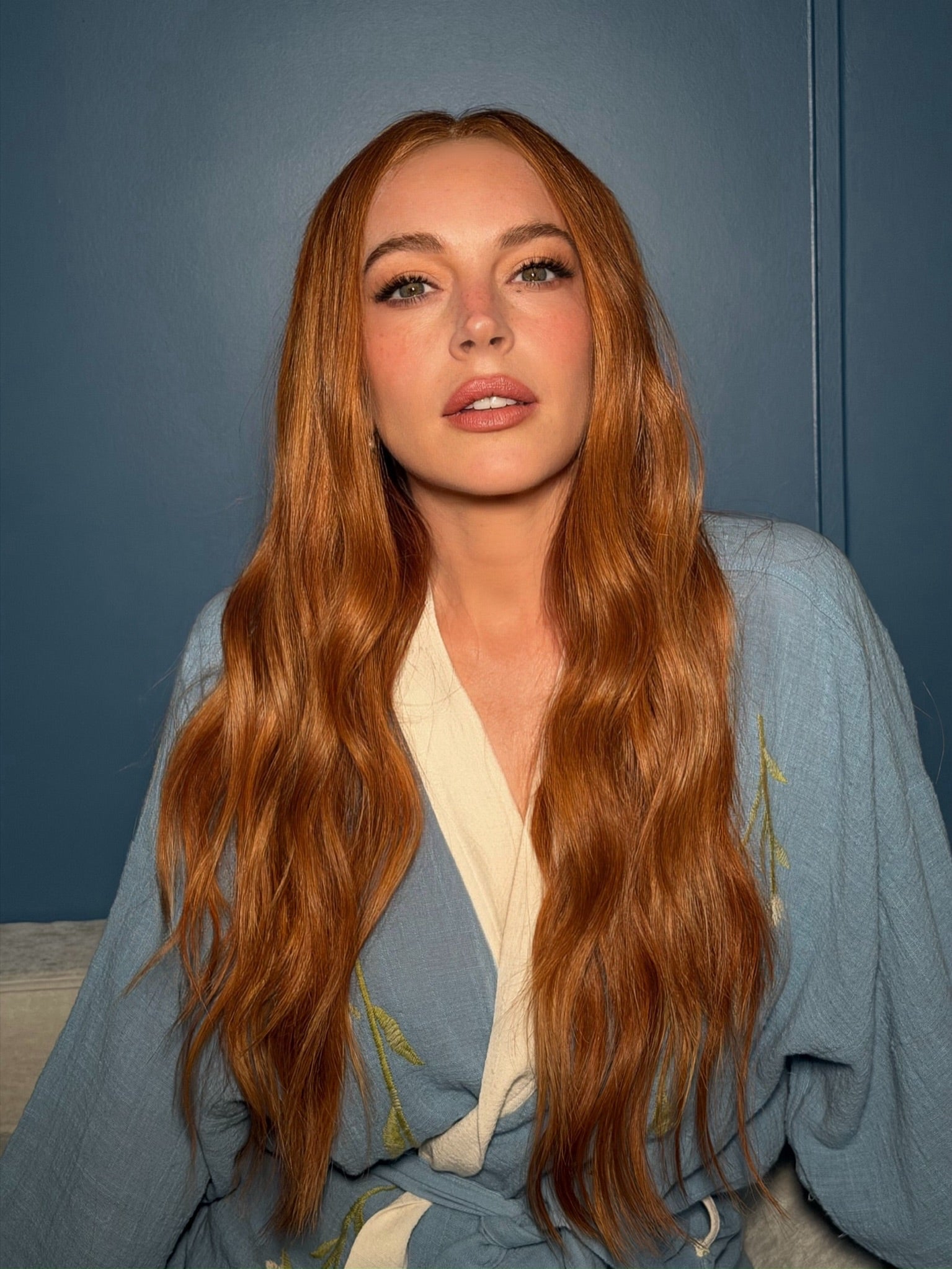 El tono "spiced ginger" combina reflejos cobrizos con un acabado cálido y luminoso | @lindsaylohan