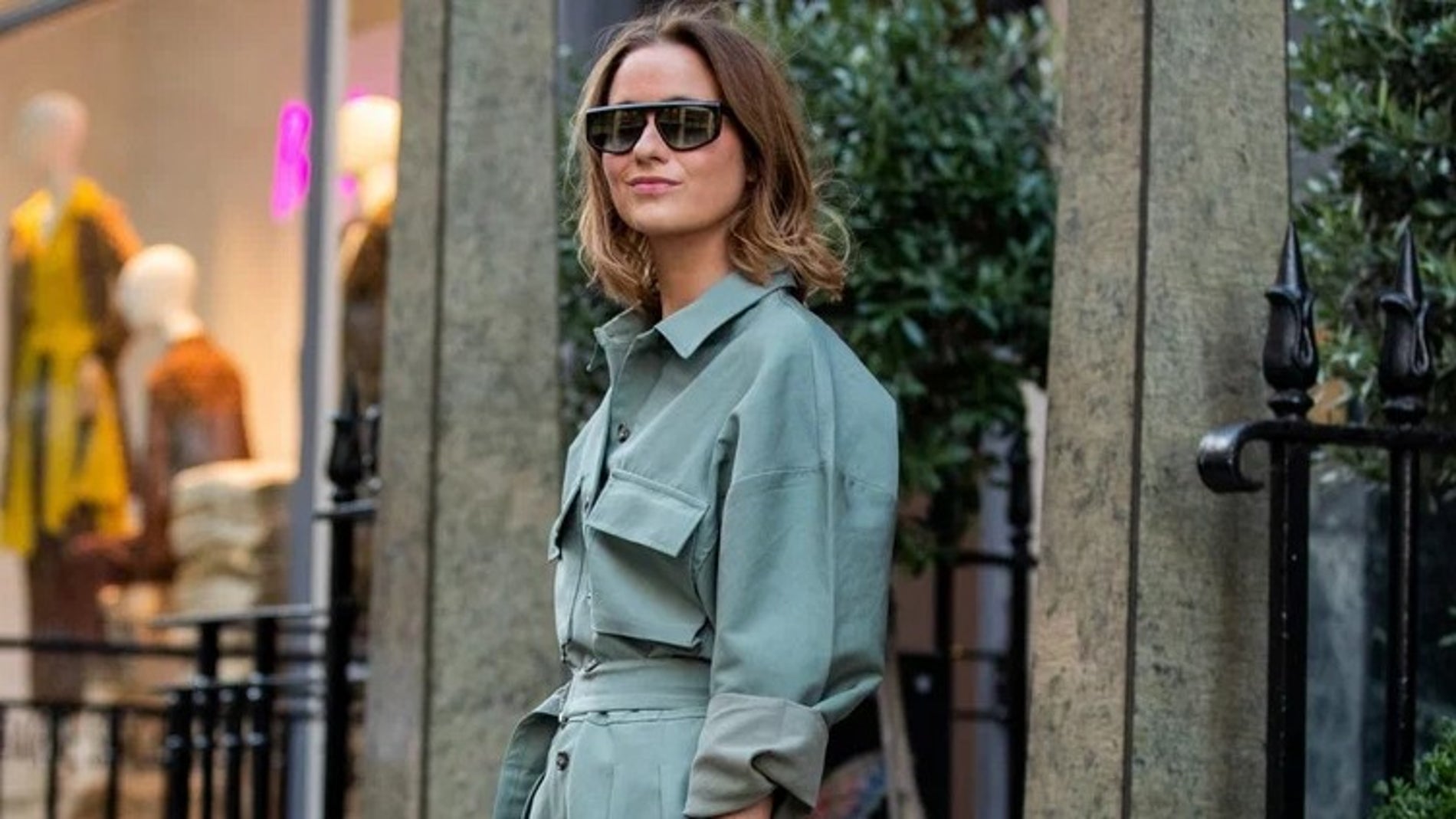 Look street style en verde con prendas de inspiración utilitaria