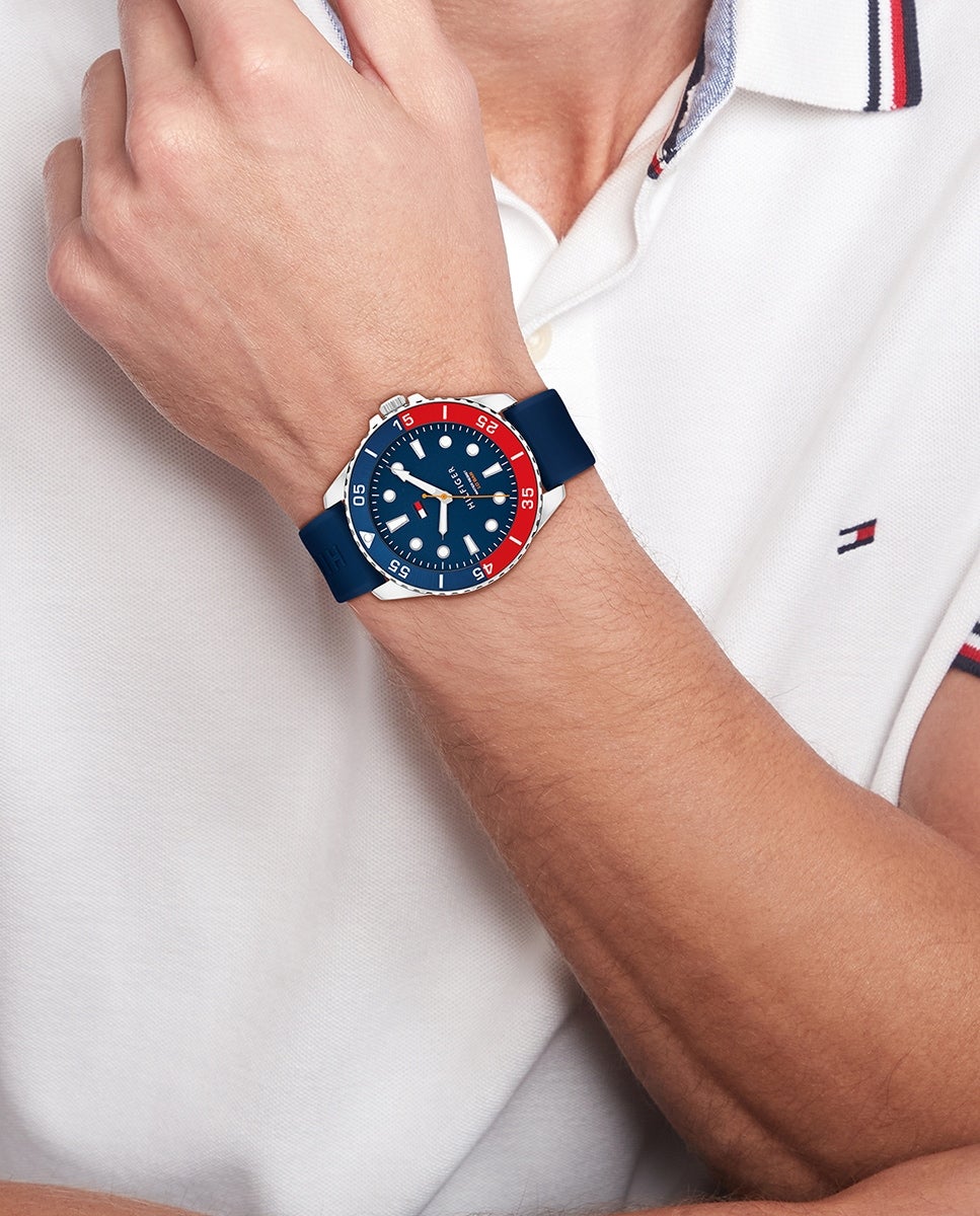 Los tonos azul y rojo de la esfera reflejan la esencia de Tommy Hilfiger | Tommy Hilfiger