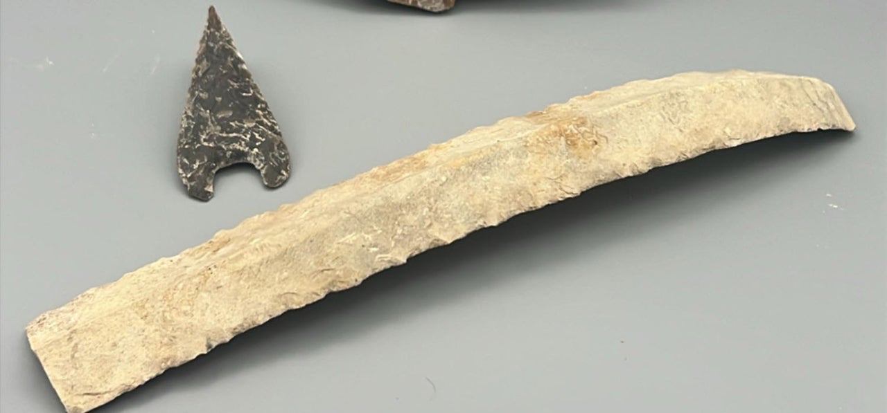 Algunos de los objetos encontrados junto al monumento megalítico