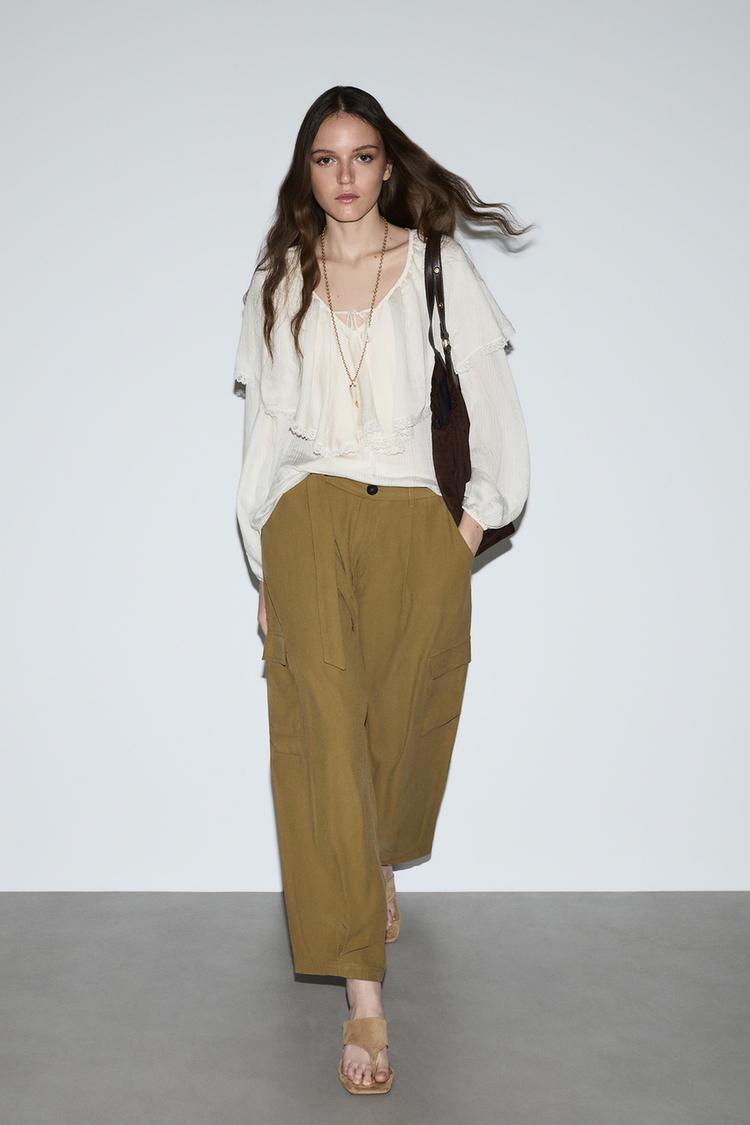 Una blusa blanca vaporosa suaviza el aire utilitario de los pantalones cargo | Lefties
