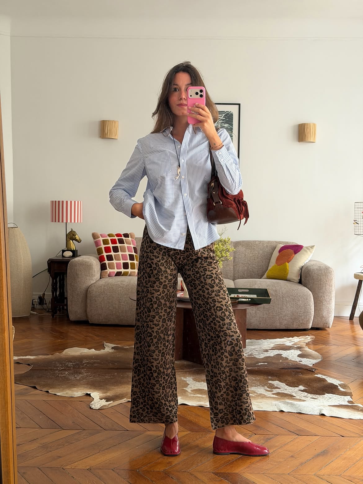 Una camisa de rayas azul y unas bailarinas rojas elevan el pantalón de leopardo y aportan un toque muy chic | @llaurenca