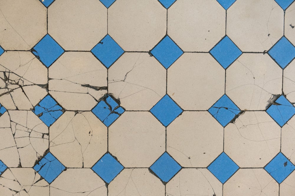 Un azulejo roto afea el aspecto de la estancia - Pexels