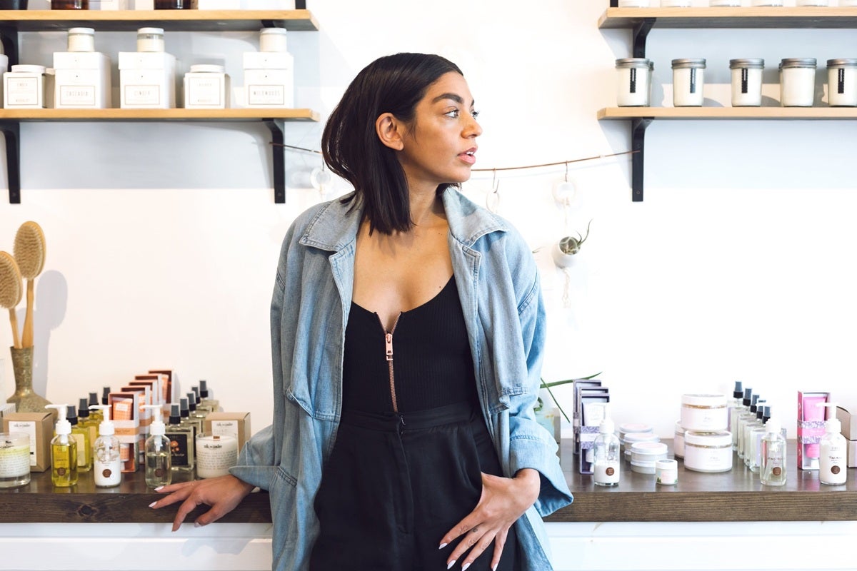 Las prendas vaqueras y el vestido negro siempre son esos básicos que tener en cuenta