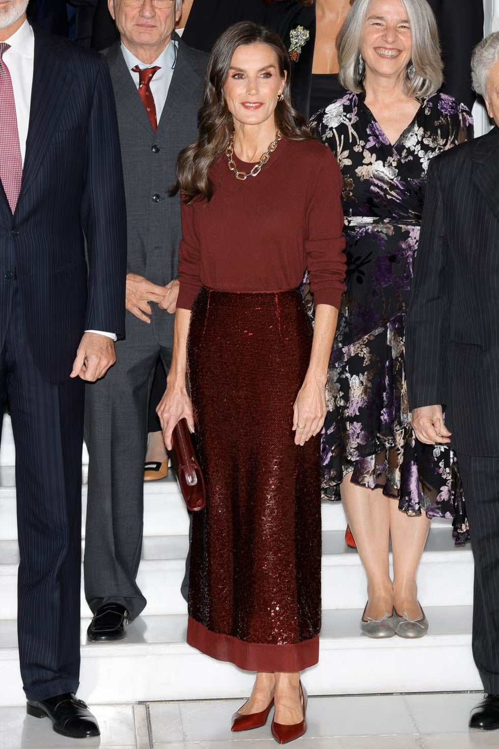 Letizia combinó un jersey de Falconeri con una falda de lentejuelas de Massimo Dutti para el Premio Francisco Cerecedo | GTRES