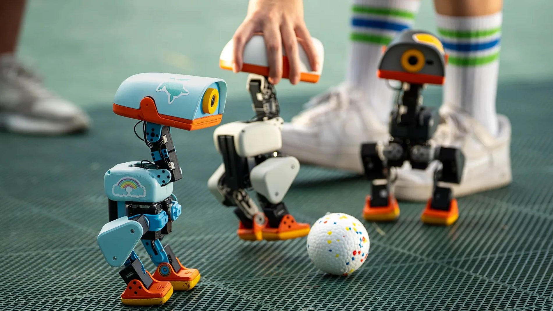 Por menos de lo que cuesta un móvil, Hugging Face acaba de sacar a Microduck: un simpático robot con IA de código abierto al que le puedes enseñar a coger cosas e incluso patinar