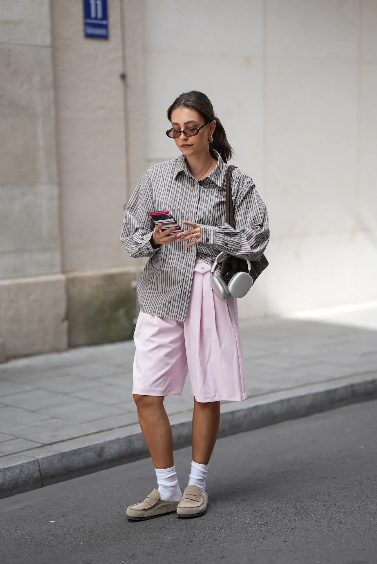 Bermudas y camisa forman una combinación perfecta para llevar mocasines destalonados a finales del verano | Getty Images