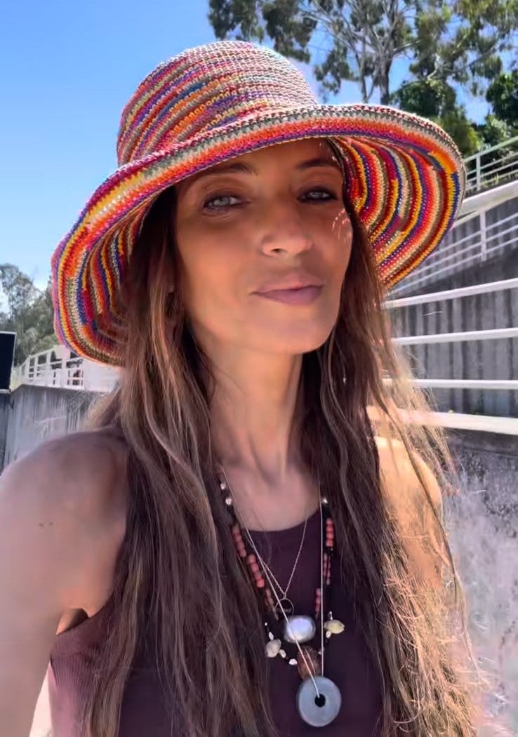 Sara Carbonero luce un sombrero bucket multicolor | @saracarbonero