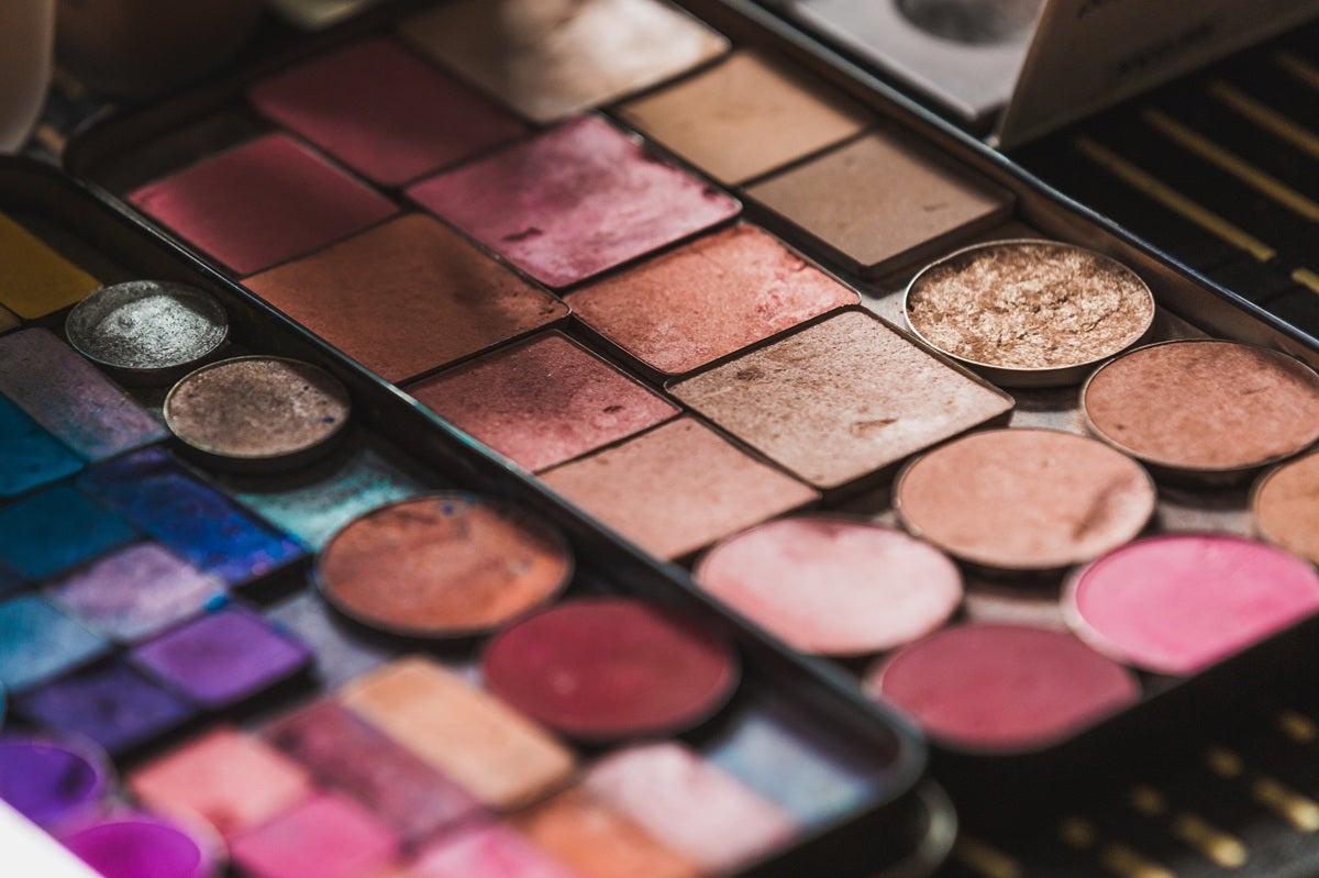 Combinar sombras de colores para potenciar la mirada