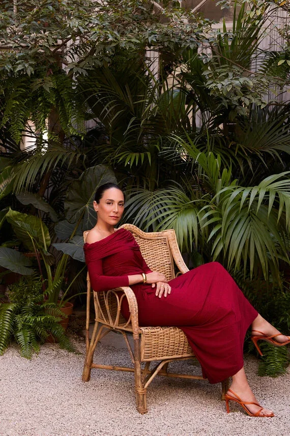 Tamara Falcó combina el vestido con sandalias naranjas y joyas discretas | TFP by Tamara Falcó