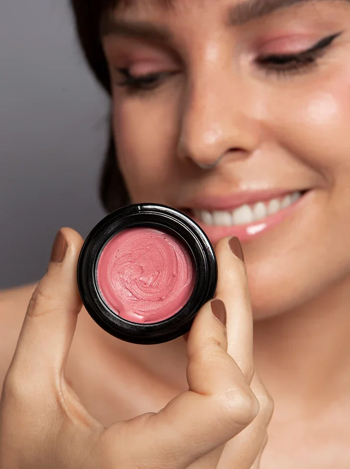 La textura cremosa permite aplicar y difuminar el producto fácilmente con los dedos | Twelve Beauty