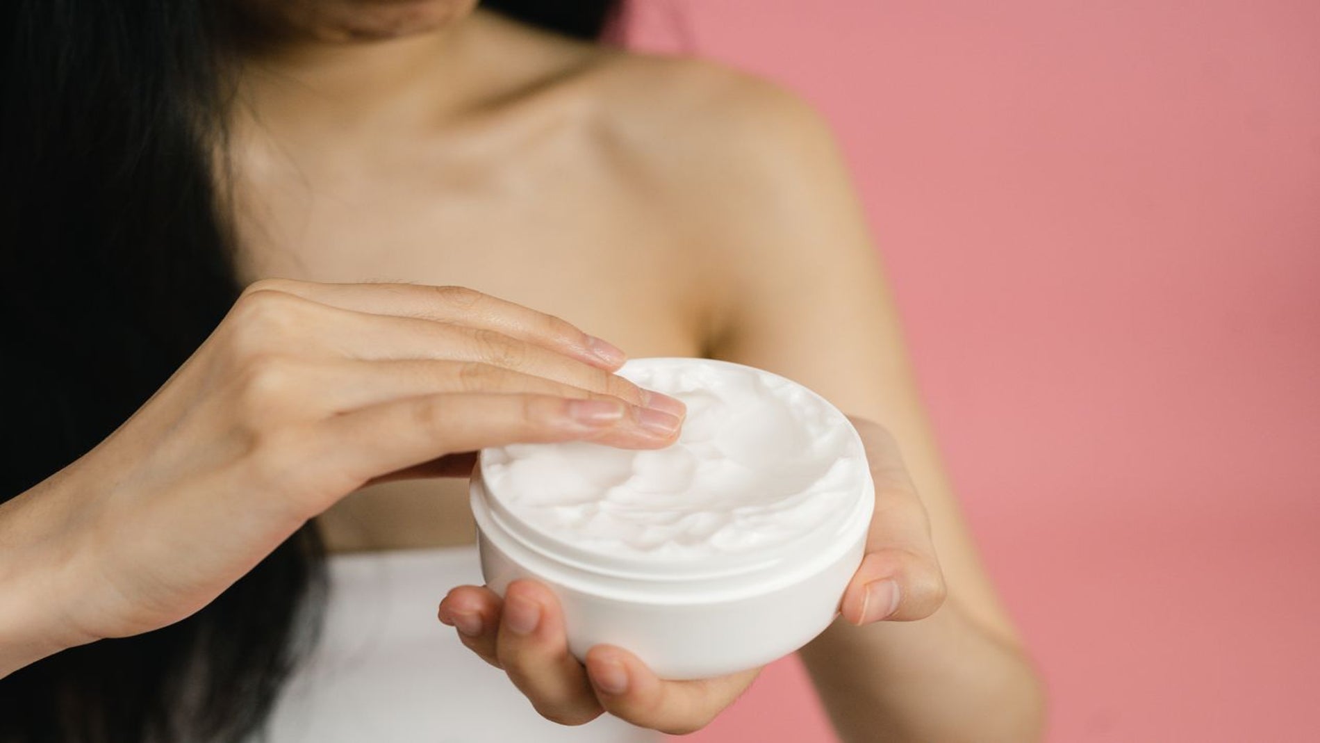 Una persona se echa loción corporal sin marca