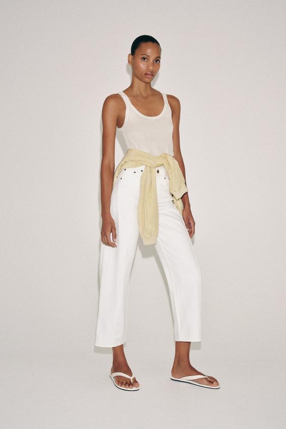 El blanco es una opción perfecta para llevar ahora y seguir aprovechando en otoño | Zara