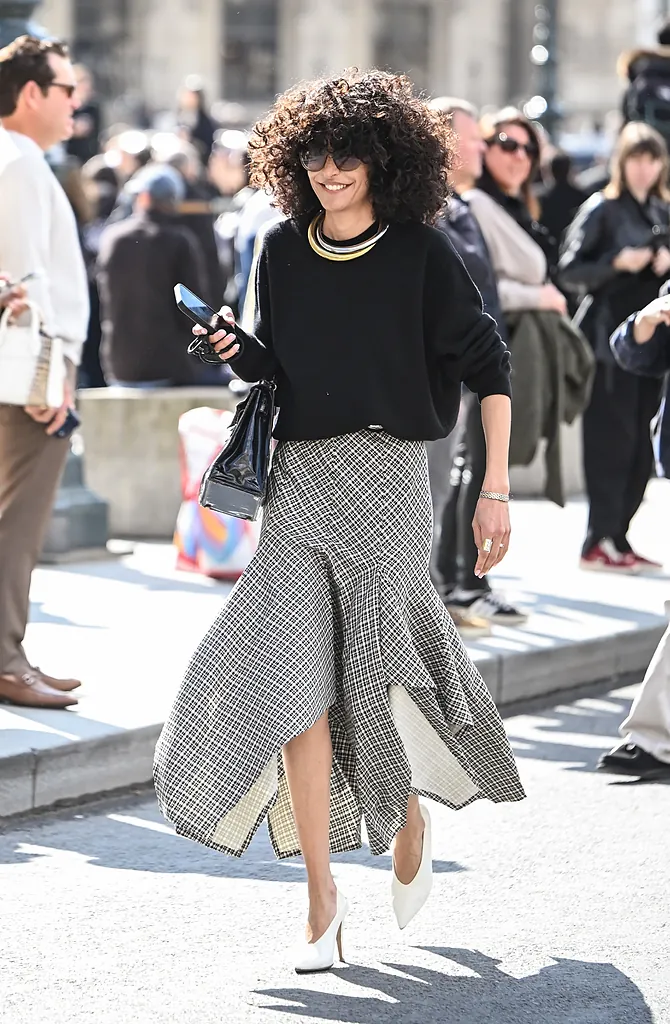 Un jersey transforma por completo el vestido y crea el efecto de una falda | Getty Images
