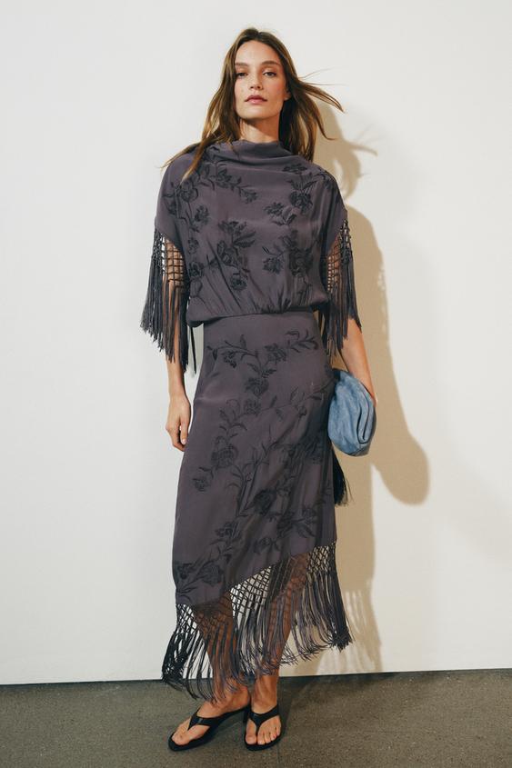 Una silueta favorecedora que se aleja de los vestidos de invitada más clásicos | Zara