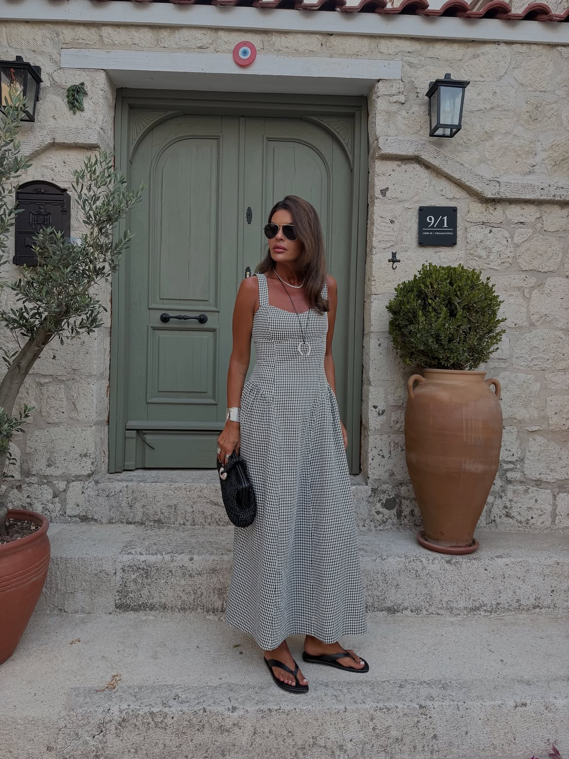 Unas sandalias planas y un clutch de rafia crean un look femenino y muy veraniego | @nazifeeozcan