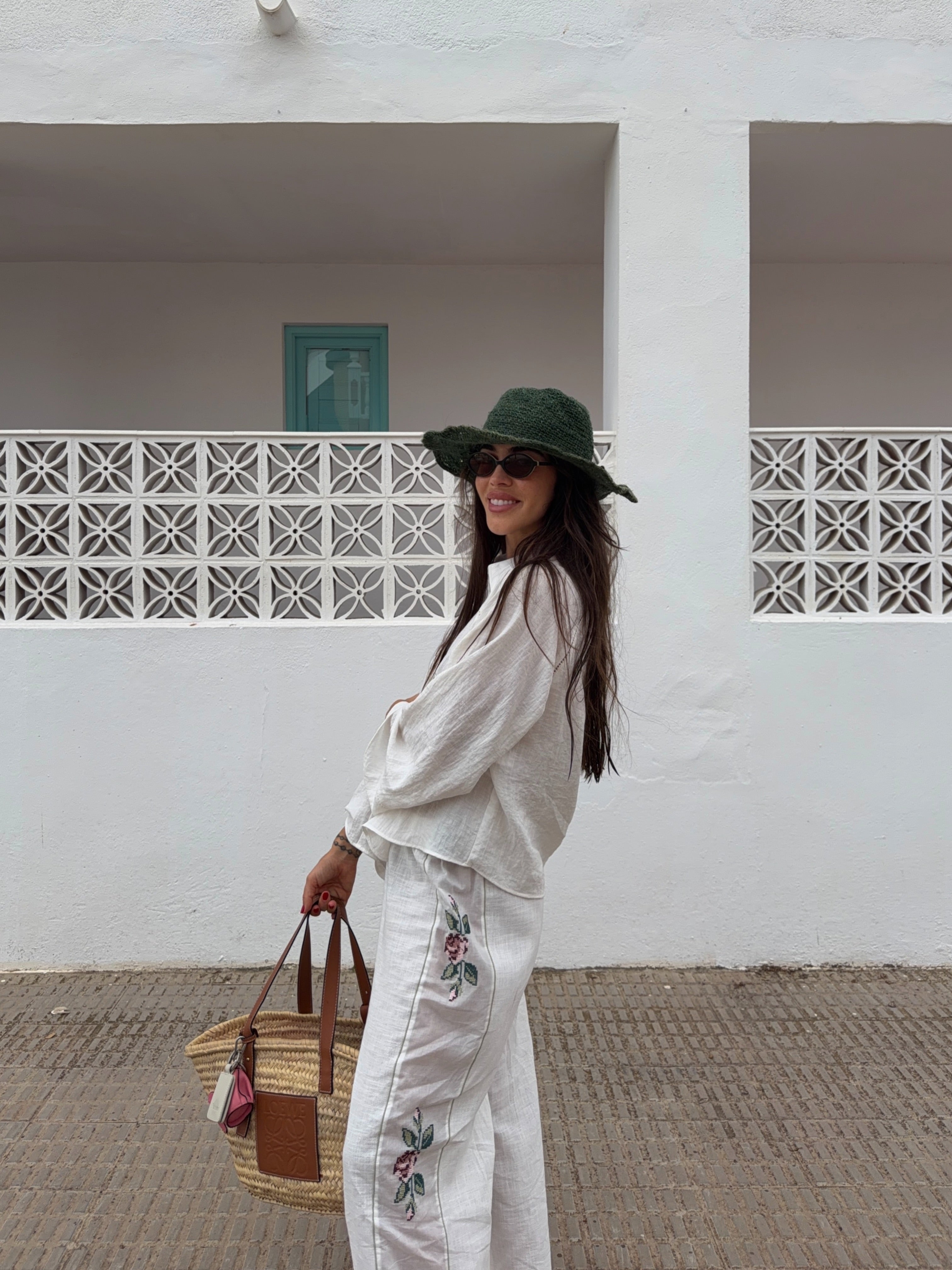 Violeta Mangriñán luce unos pantalones blancos de Zara con bordados florales en los laterales | @violeta