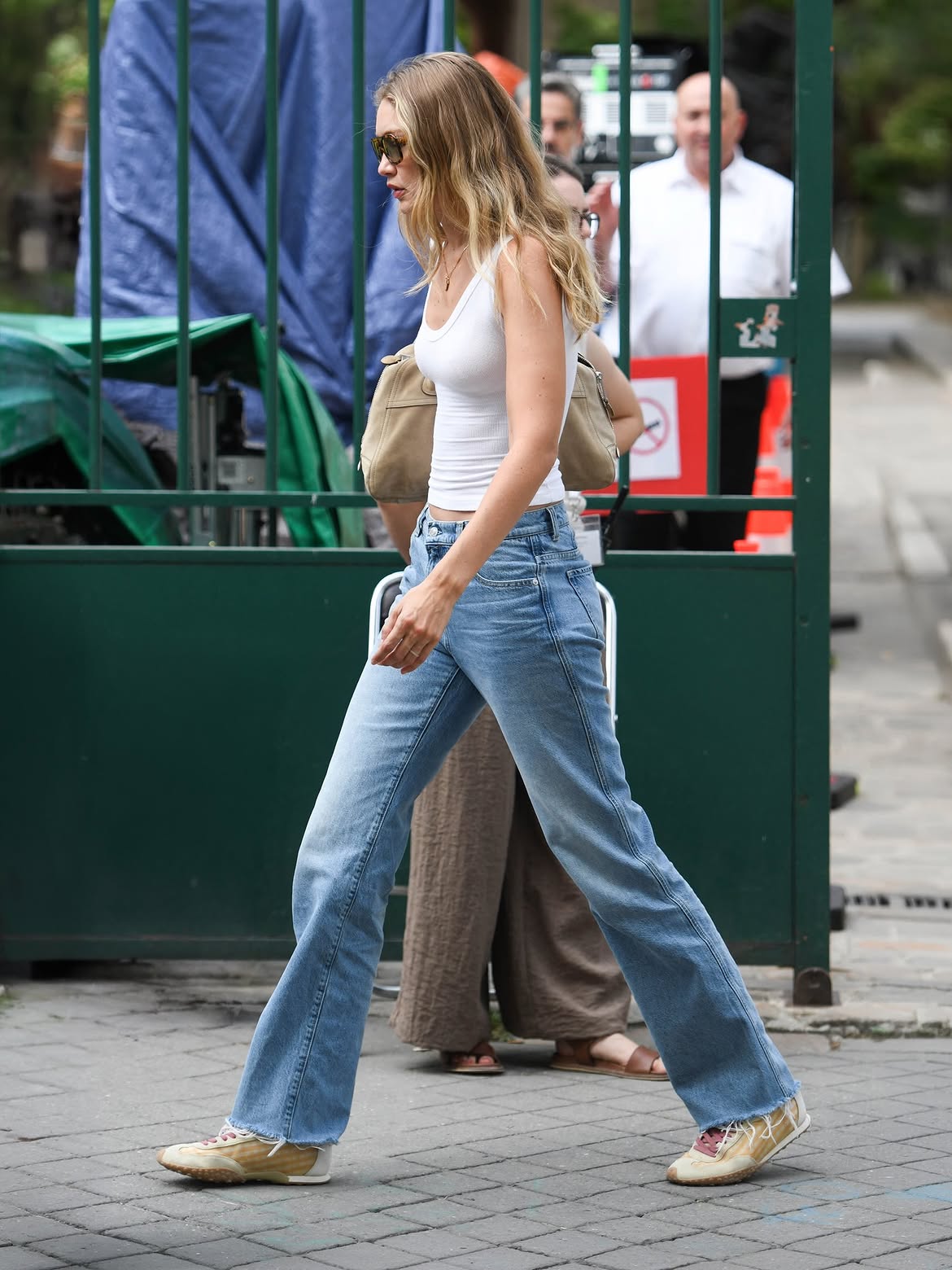 Gigi Hadid combinó las Bridge Vichy Sun de Hoff con un tank top blanco y unos vaqueros rectos | @thehoffbrand
