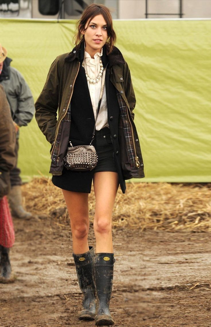 Alexa Chung convirtió las chaquetas enceradas en uno de sus imprescindibles de festival | Getty Images