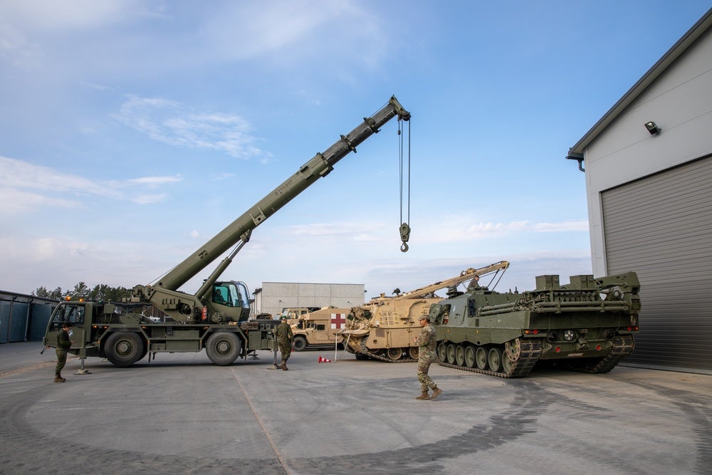 Militares españoles y estadounidenses mantienen un M88A2 en Camp Adazi (Letonia), el 14 de abril de 2025. Foto: Rachel Hall / US Army / DVIDS, dominio público. Uso informativo sin respaldo institucional.