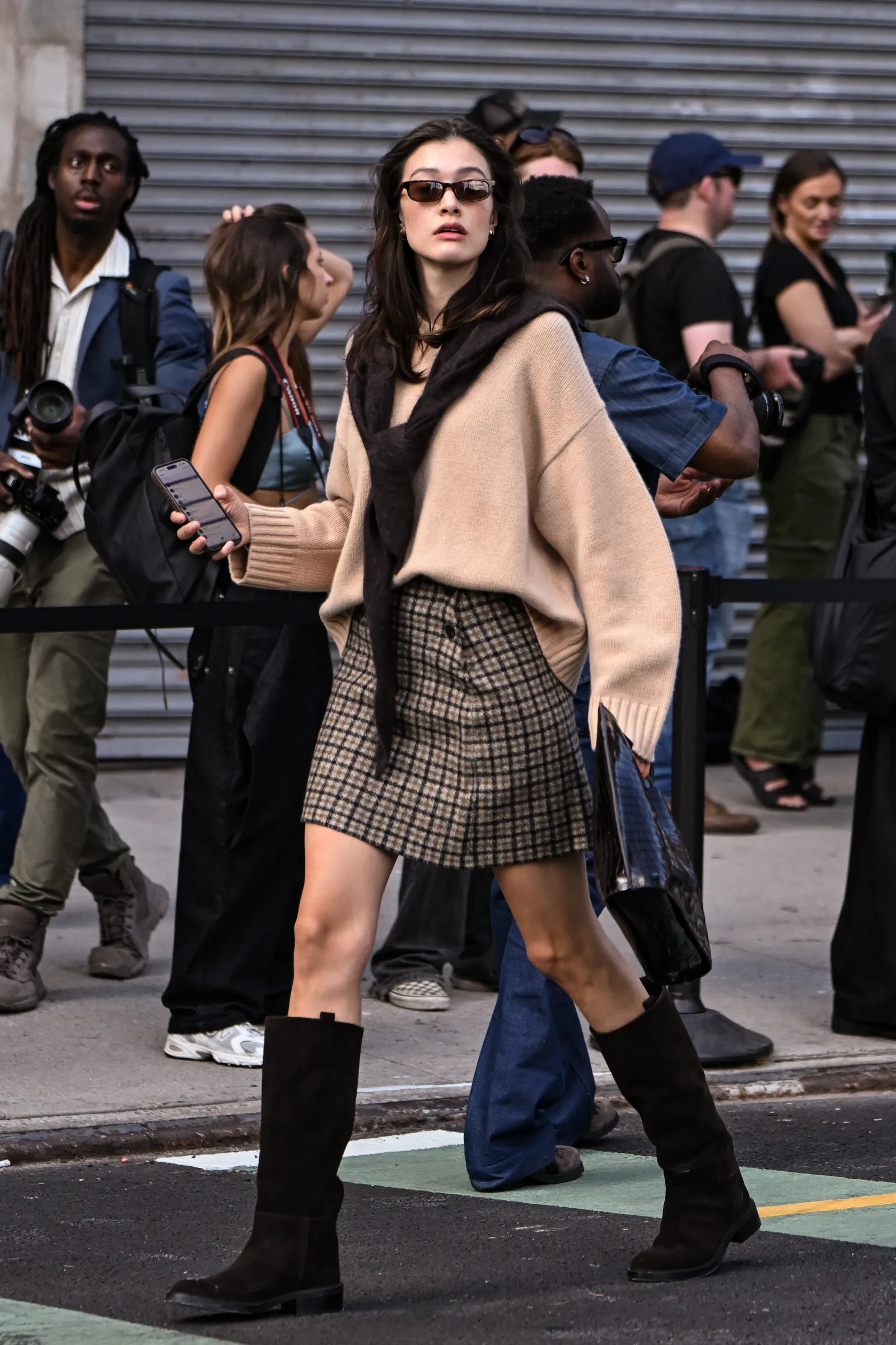 Una falda de cuadros y unas botas altas son la combinación perfecta para un look de otoño | Getty Images
