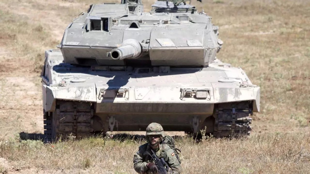 Higueras, carrista de un Leopard 2E, en el Ejército Español, dice que su imprescindible labor es tener «la responsabilidad de llevar al resto de compañeros sin provocarles ningún daño»